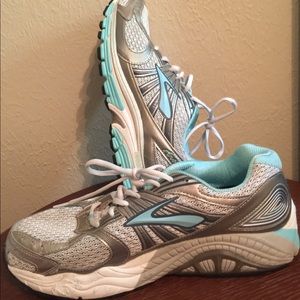 Brooks women tennis shoes